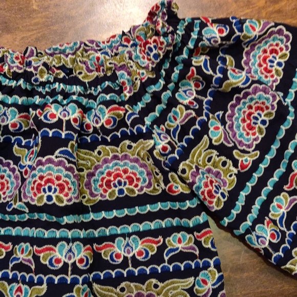 Romeo & Juliet Couture Embroidered On Or Off The Shoulder Top SIZE MEDIUM - Picture 4 of 9